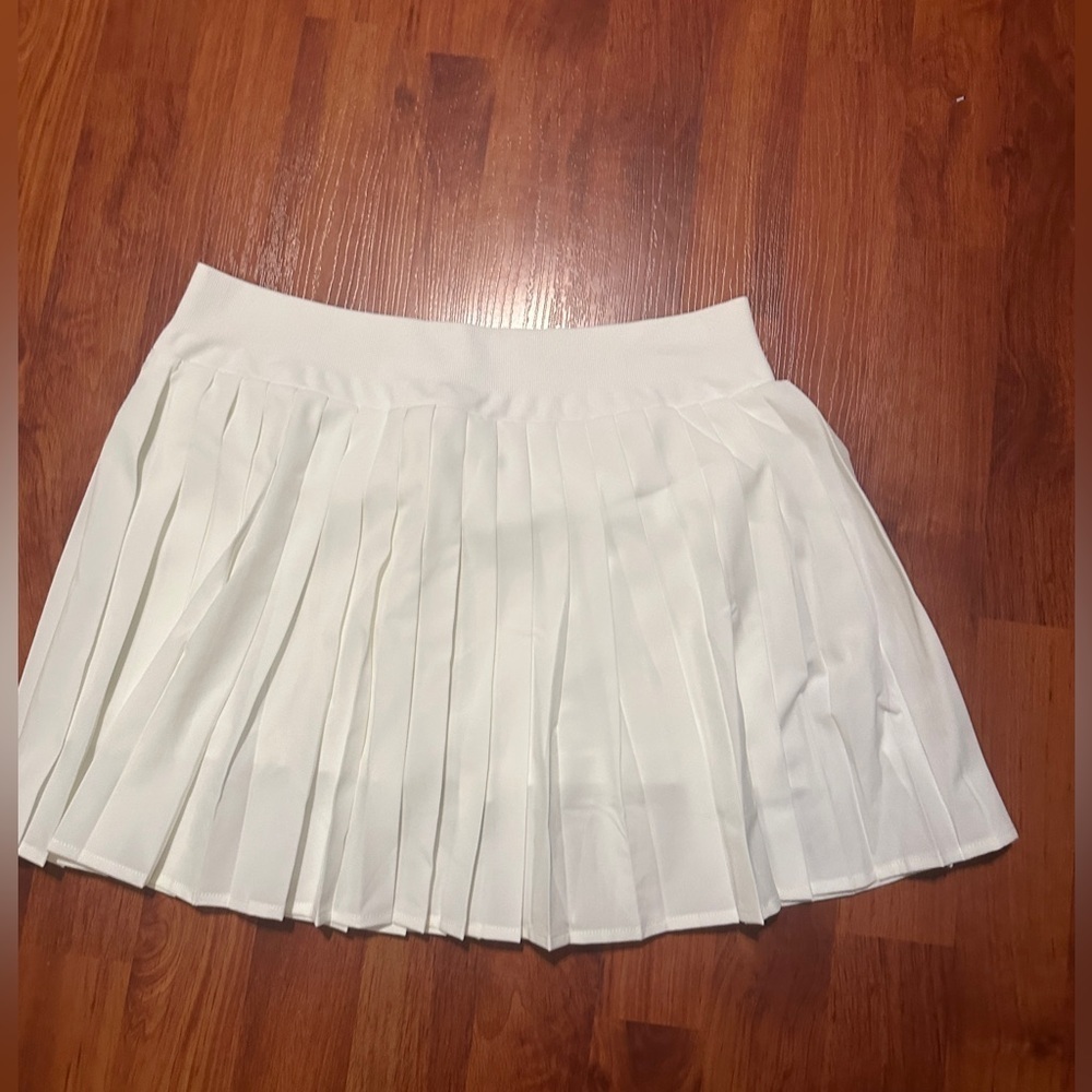 OQQ White Pleated Golf / Athletic Skirt Size Large